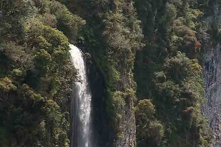 O território apresenta um grande escarpamento sinuoso com extensão superior a 200 km e desnivelamentos que variam de 900 a 1.300 m, considerada a maior cadeia de cânions da América Latina. Reprodução: Flipar