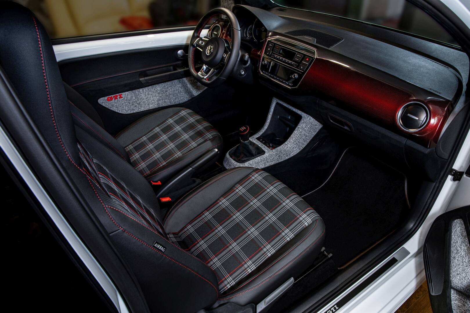 Volkswagen Up! GTI da Vilner traz o interior customizado com materiais de vindos de modelos esportivos de marcas premium. Foto: Divulgação