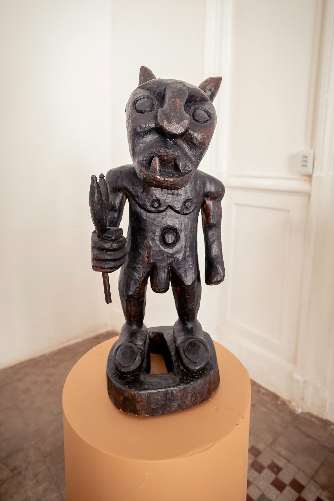 Obra de arte Exu de Jorge Santos exposta no MUNCAB - Salvador (BA). Foto: Divulgação - MUNCAB - Salvador (BA)