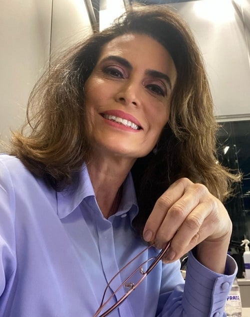 A carreira de Giuliana começou em 1989, na TV Brasília, depois de ter se formado em jornalismo na Universidade de Brasília. Ela está atualmente com 56 anos. 