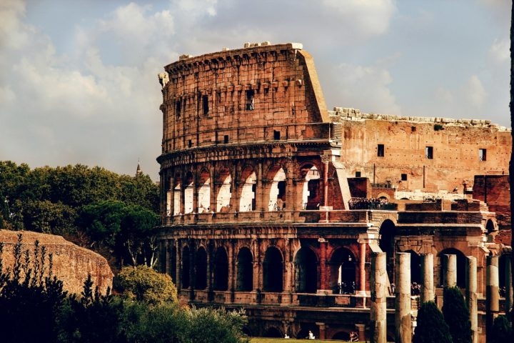 O design arquitetônico do Coliseu é considerado uma obra-prima da engenharia romana. Ele apresenta uma estrutura elíptica com quatro andares, cada um decorado com colunas de estilos diferentes (dórico, jônico e coríntio). Reprodução: Flipar