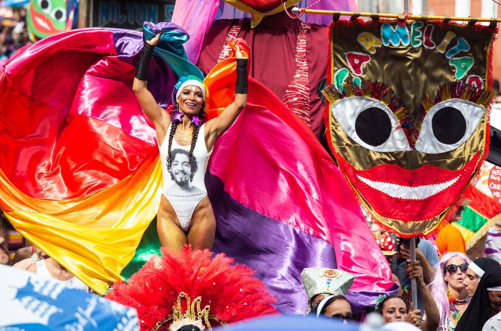 fantasias de carnaval fazem críticas políticas. Foto: Reprodução / Instagram / Twitter