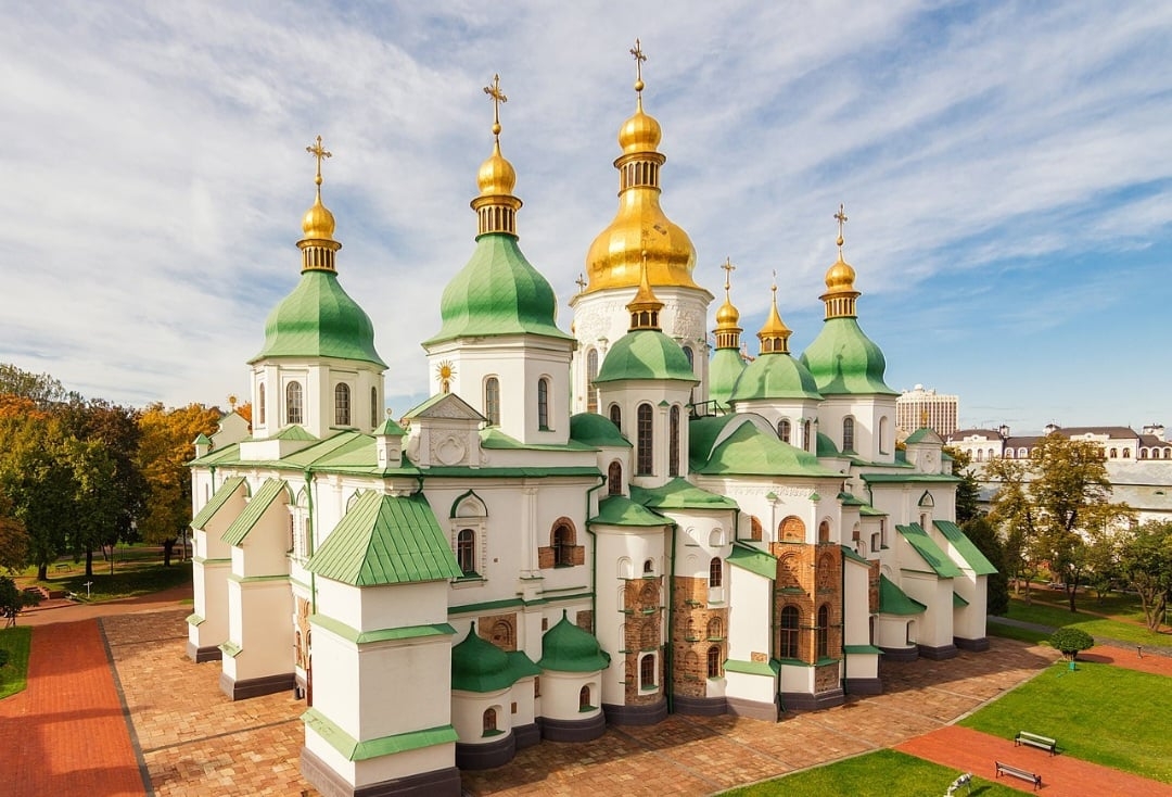 Catedral de Santa Sofia (Kiev, Ucrânia) - Com suas cúpulas douradas e arquitetura que combina influências bizantinas e eslavas, esta catedral é um monumento importante na história religiosa e cultural da Ucrânia. Reprodução: Flipar