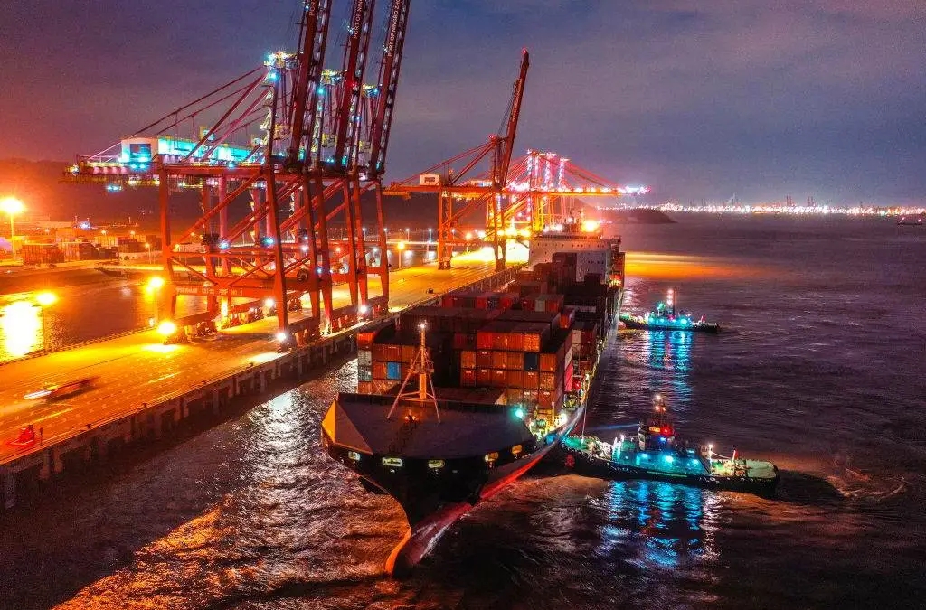 Sua posição estratégica no litoral leste da China contribui no acesso ao mercado global, tornando-o um centro eficaz para o comércio internacional. O Porto de Ningbo-Zhoushan é fundamental para a economia chinesa, contribuindo significativamente para o escoamento de produtos e recursos minerais. Reprodução: Flipar