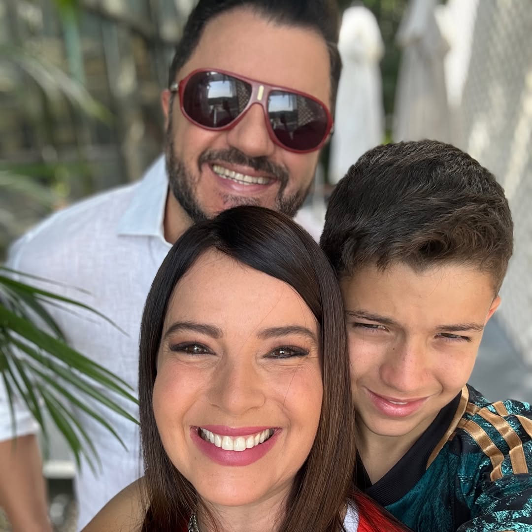 Maurício Manieri, Iza Stein e Marco fazem selfie. Foto: Reprodução/ Instagram @mauriciomanieri