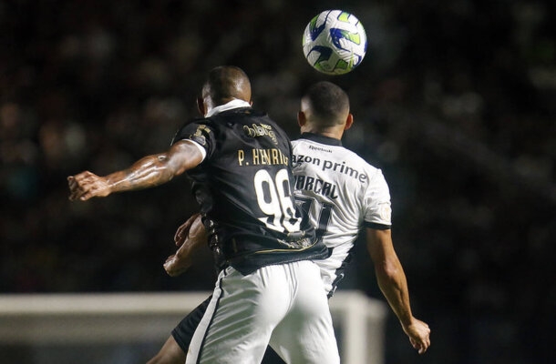 Com a vitória do Vasco sobre o Botafogo, o Cruz-Maltino diminuiu seu rico de queda, mas que segue muito alto. E o principal: o Botafogo caiu ainda mais sua chance de titulo, que há poucas rodadas estava acima de 90% e agora bate na casa dos 35% - Foto: Vitor Silva/Botafogo.