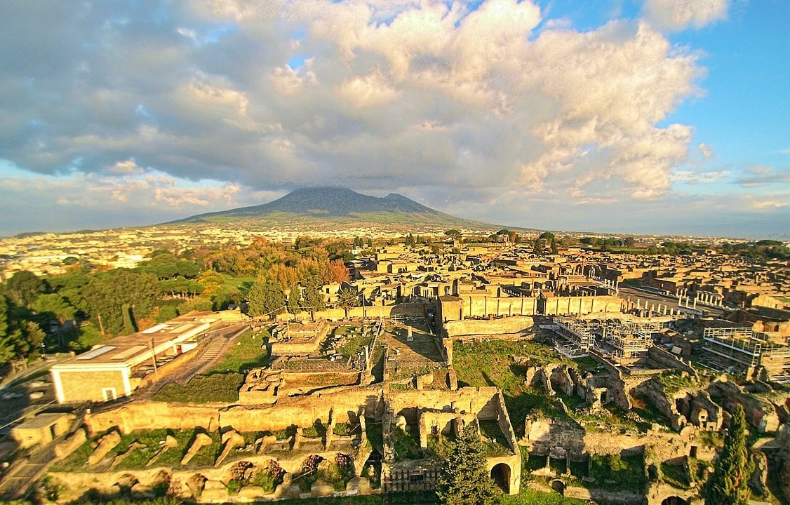 Pompeia - Cidade do Império Romano, na região da Campânia, no sul da Itália, foi destruída pelo vulcão Vesúvio em 79 d.C. Ficou soterrada por cinzas e pedras-pomes numa das catástrofes mais conhecidas da história.  Reprodução: Flipar