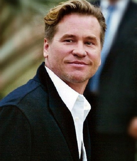 Nascido em 31 de dezembro de 1959, em Los Angeles, Califórnia, Val Kilmer começou sua carreira no teatro antes de se tornar um dos atores mais reconhecidos de Hollywood. Reprodução: Flipar