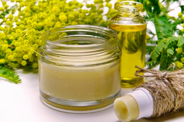 O uso de esfoliantes ajuda na prevenção. O ideal é fazer esfoliação uma vez por semana. Se a pele for muito oleosa, a aplicação pode ser duas vezes por semana. Mais do que isso, não é recomendado, para não tirar a proteção natural da pele.   Reprodução: Flipar