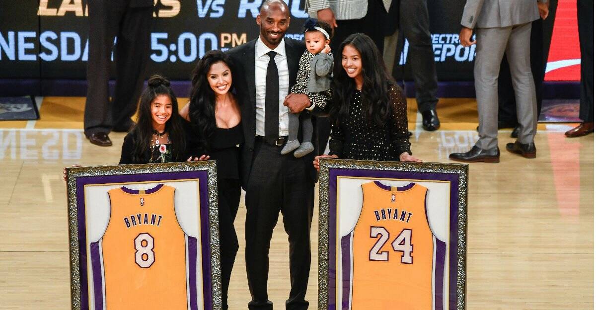 Kobe Bryant é homenageado pelo Los Angeles Lakers durante intervalo de partida contra o Golden State Warriors Reprodução