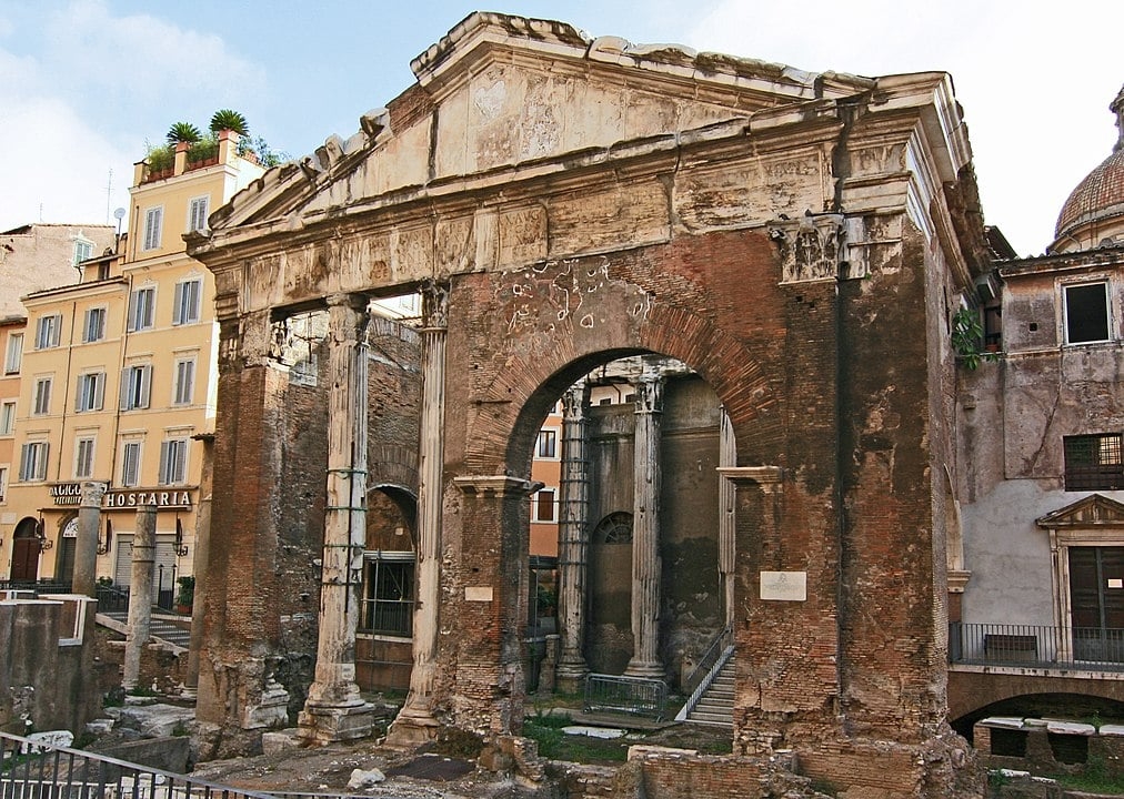 PÓRTICO DE OTÁVIA – ROMA, ITÁLIA - Ruínas de um pórtico de Roma construído pelo imperador Augusto (27 a.C.–14 d.C.) em nome de sua irmã, Otávia Menor, no lugar do Pórtico de Metelo, em torno dos templos de Júpiter Estator e Juno Regina. 
 Reprodução: Flipar