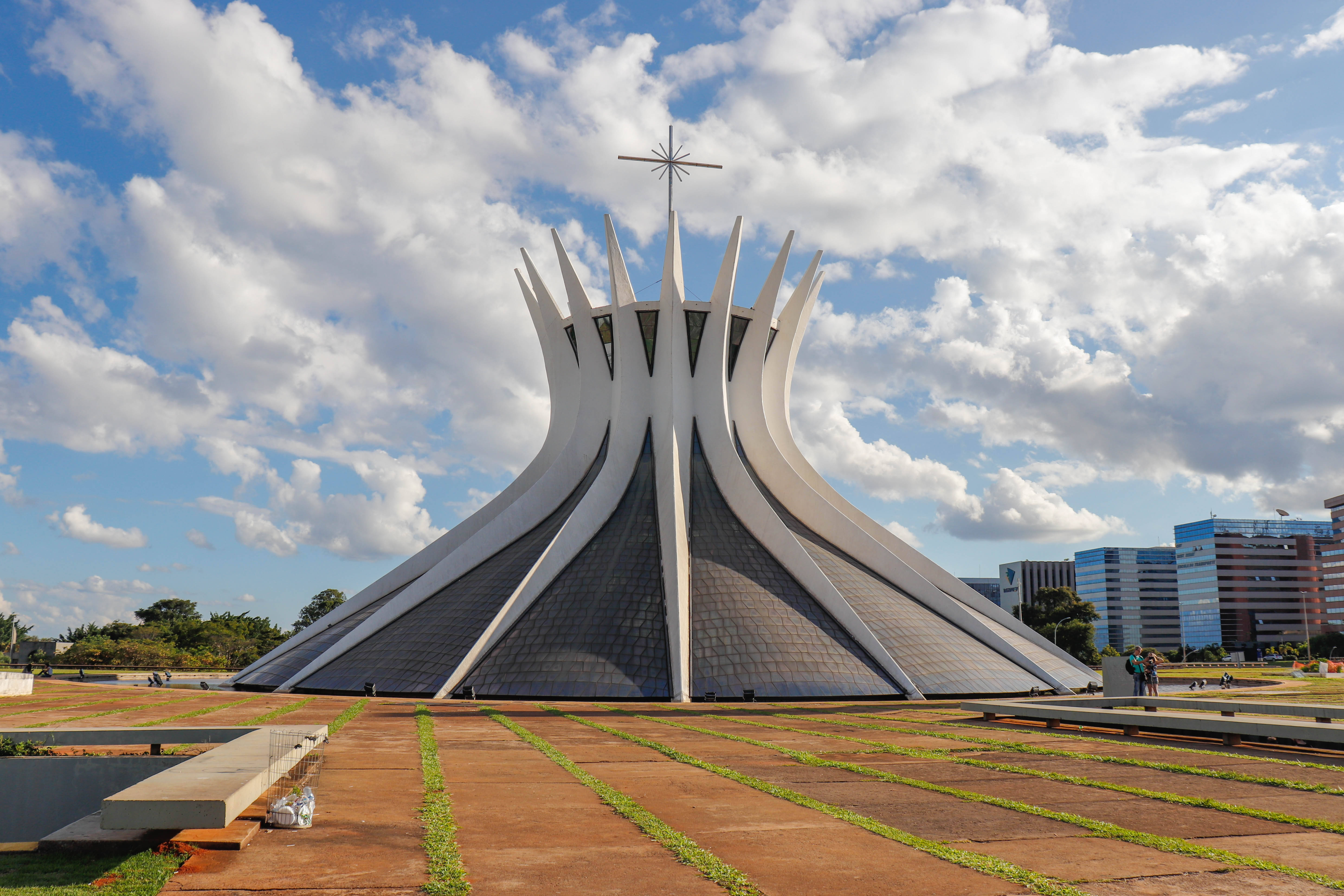 Uma das obras arquitetônicas imperdíveis é a Catedral Metropolitana Nossa Senhora de Aparecida, em Brasília. Foto: shutterstock 