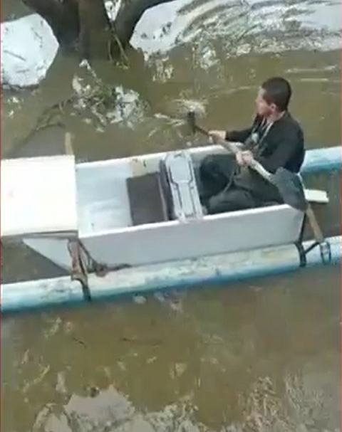 Uma imagem inusitada que está circulando nas redes sociais mostra um homem usando uma geladeira como barco no Rio Grande do Sul.