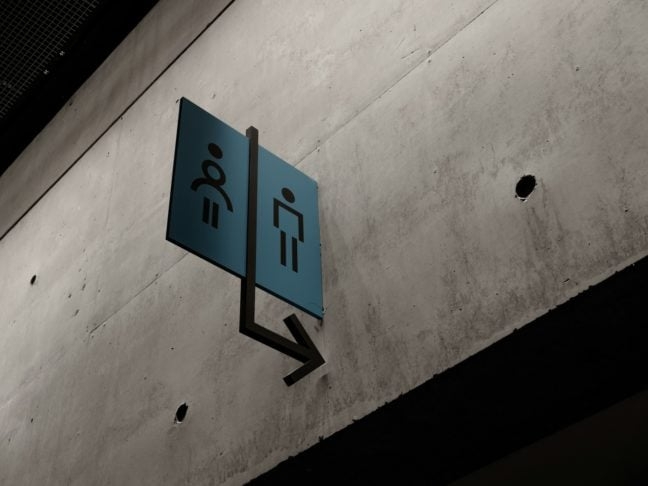 Imagine chegar em frente a um banheiro público e se deparar com um design surpreendente ou mesmo uma localização completamente inusitada. Reprodução: Flipar