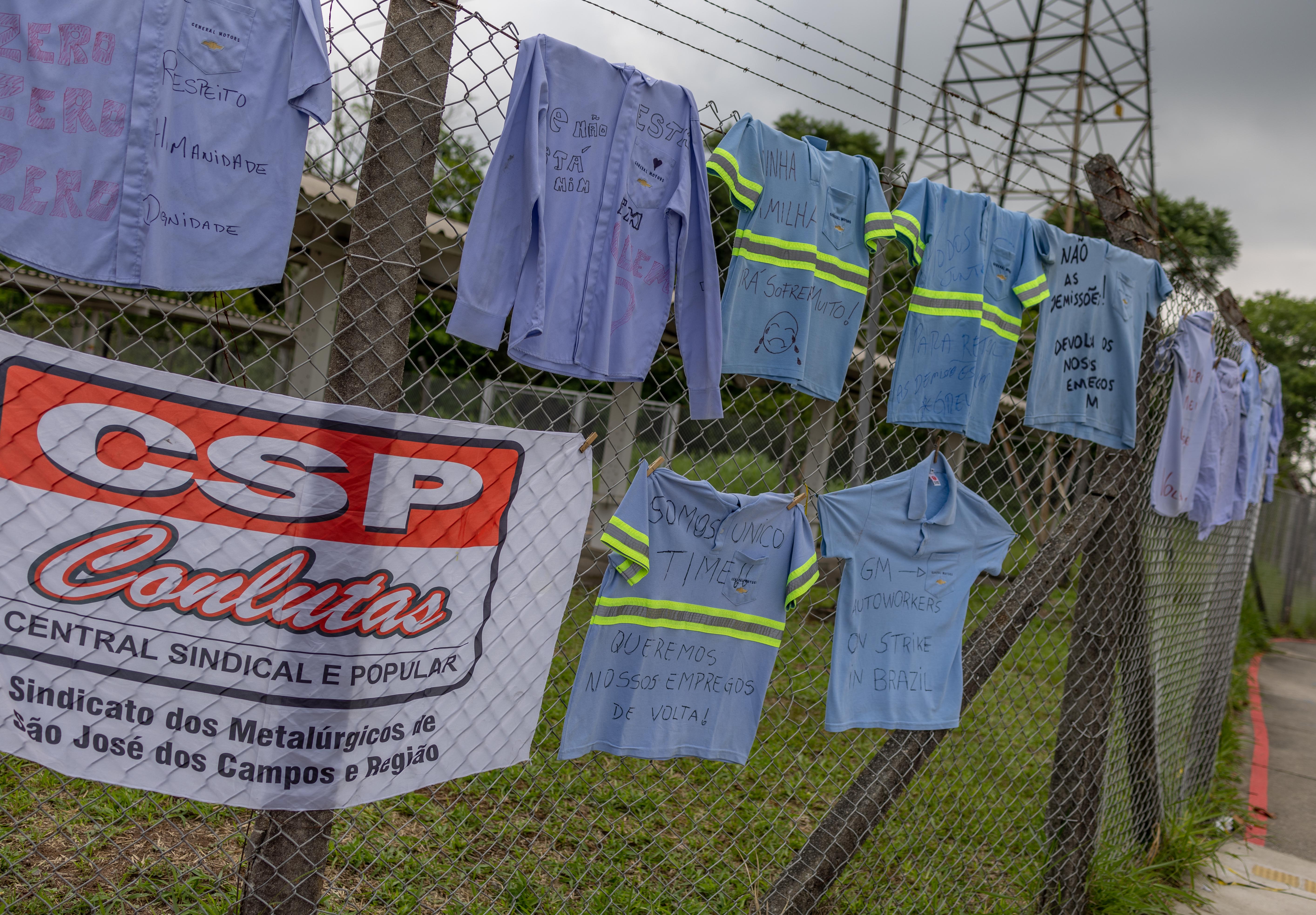 Metalúrgicos protestam em frente a fábrica da GM