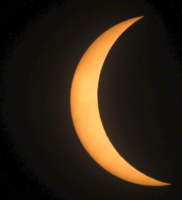 Aos poucos, a Lua vai deixando o Sol mais encoberto. O fenômeno vai sendo observado, então, também nos Estados Unidos.  O eclipse total tem sua duração máxima de 4 minutos e 28 segundos em uma área do território mexicano.  Reprodução: Flipar