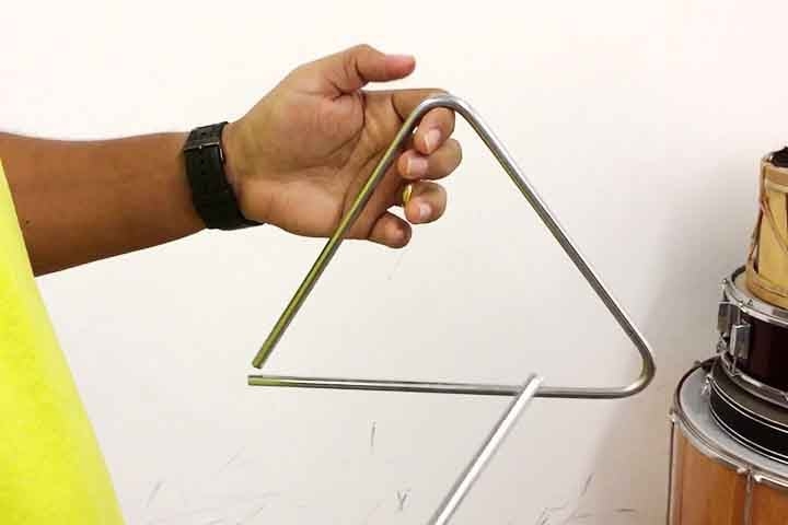 Triângulo: Pequeno metal em forma triangular, com som agudo e cintilante. Originado na Idade Média e desenvolvido na Europa no século XVIII. Adiciona brilho rítmico e efeitos leves nas melodias.
 Reprodução: Flipar