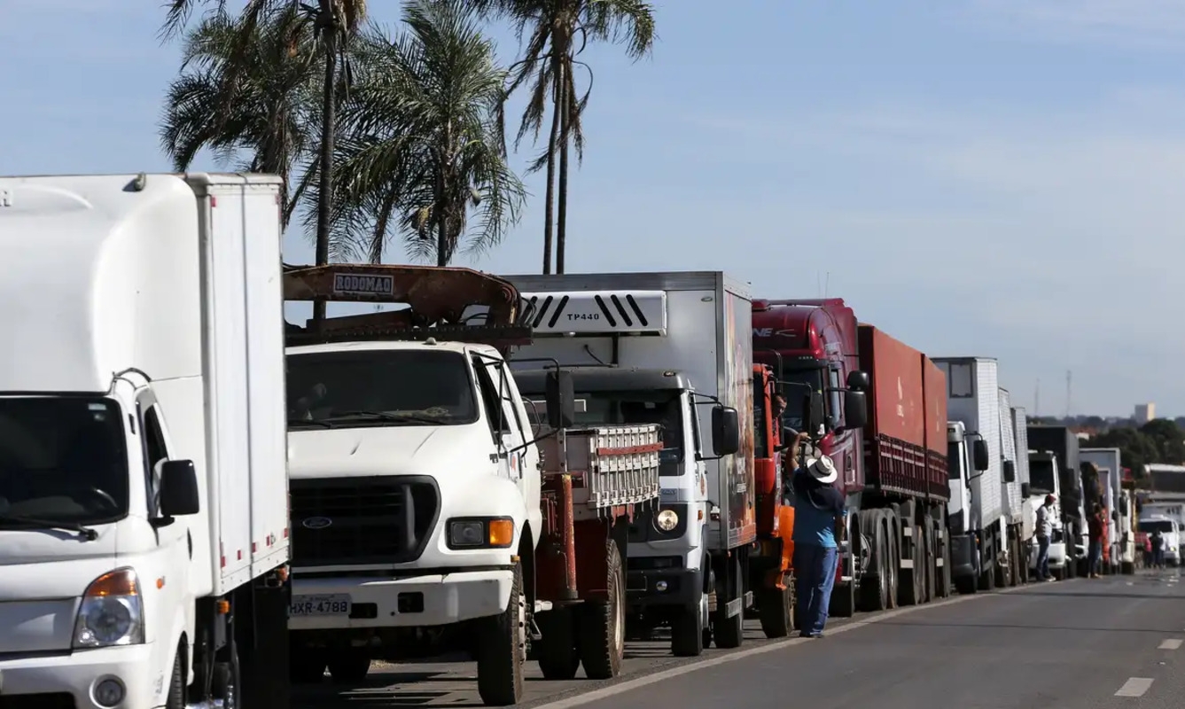 Um dos problemas citados pelo órgão é o excesso de peso no transporte de cargas, com alguns caminhões trafegando com toneladas acima do limite permitido.  Reprodução: Flipar