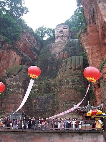 O Grande Buda de Leshan (China) - 71m - Estátua de pedra feita entre 713 e 803. Foi esculpida num penhasco de arenito vermelho na confluência de dois rios.  Reprodução: Flipar