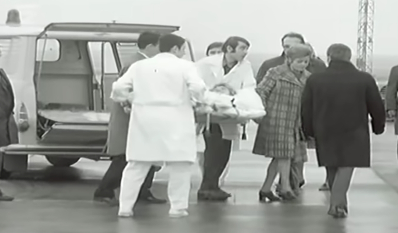 E, pra terminar , ela foi encontrada por um homem que tinha servido como médico na Segunda Guerra Mundial. E que, após prestar os primeiros socorros, a levou para o hospital.  Reprodução: Flipar