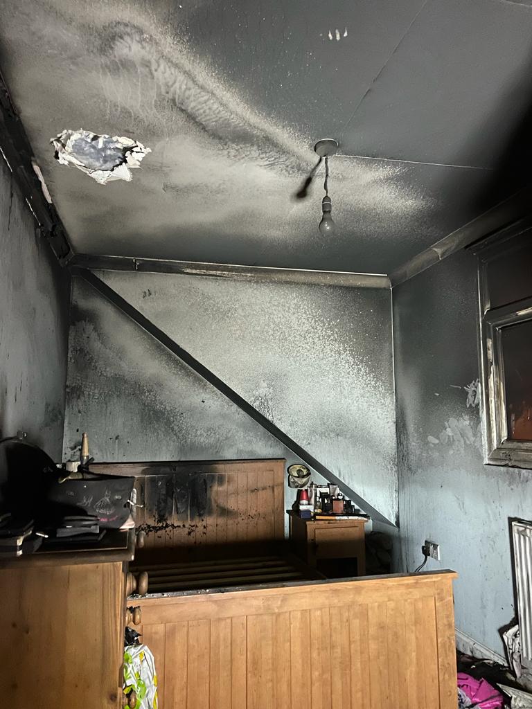 O quarto de uma mulher pegou fogo depois que ela deixou um secador de cabelo ligado enquanto estava fora. Foto: Reprodução/Twitter/@ECFRS - 24/12/2022