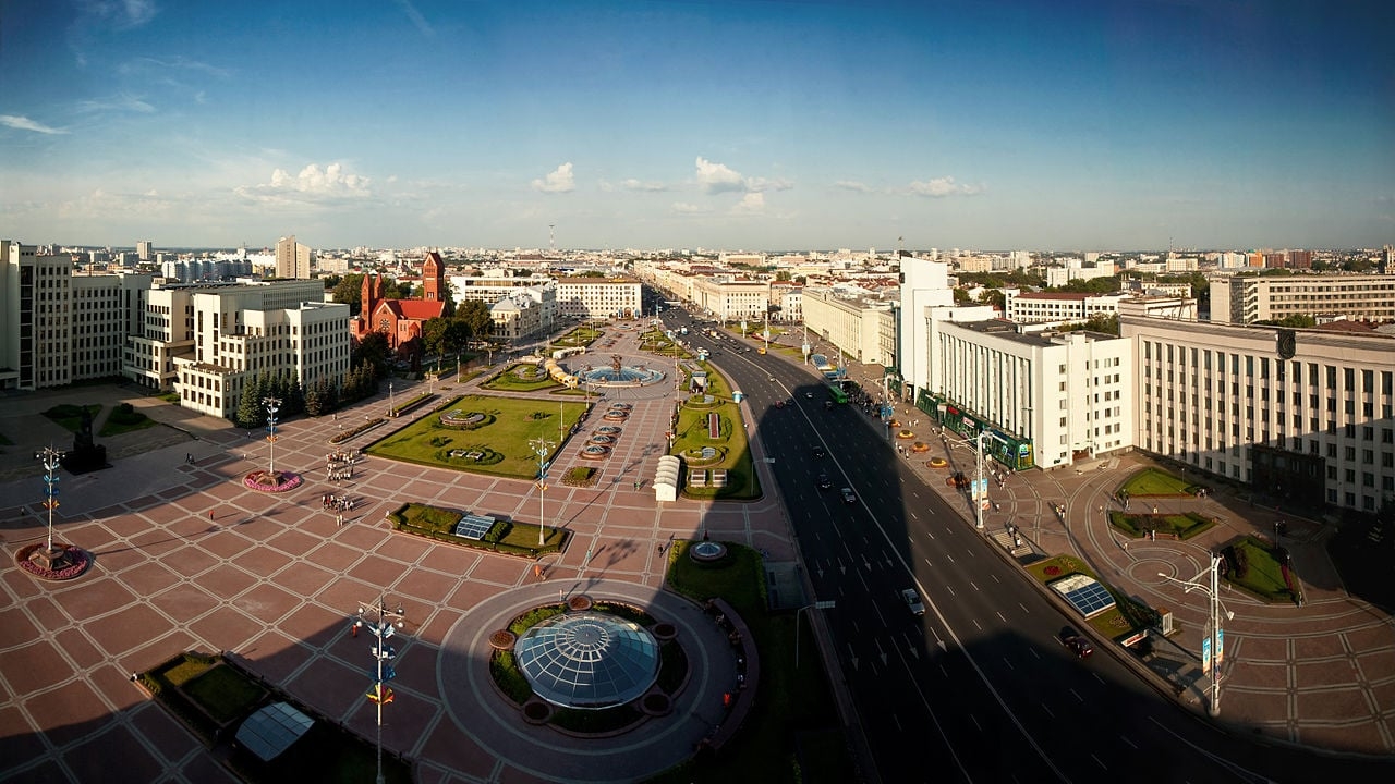 Minsk (Bielorrússia) – 1.902.500 habitantes. Capital bielorrussa, Minsk apresenta a Praça da Independência, a Biblioteca Nacional e o Museu da Grande Guerra Patriótica, refletindo sua história e cultura. Reprodução: Flipar