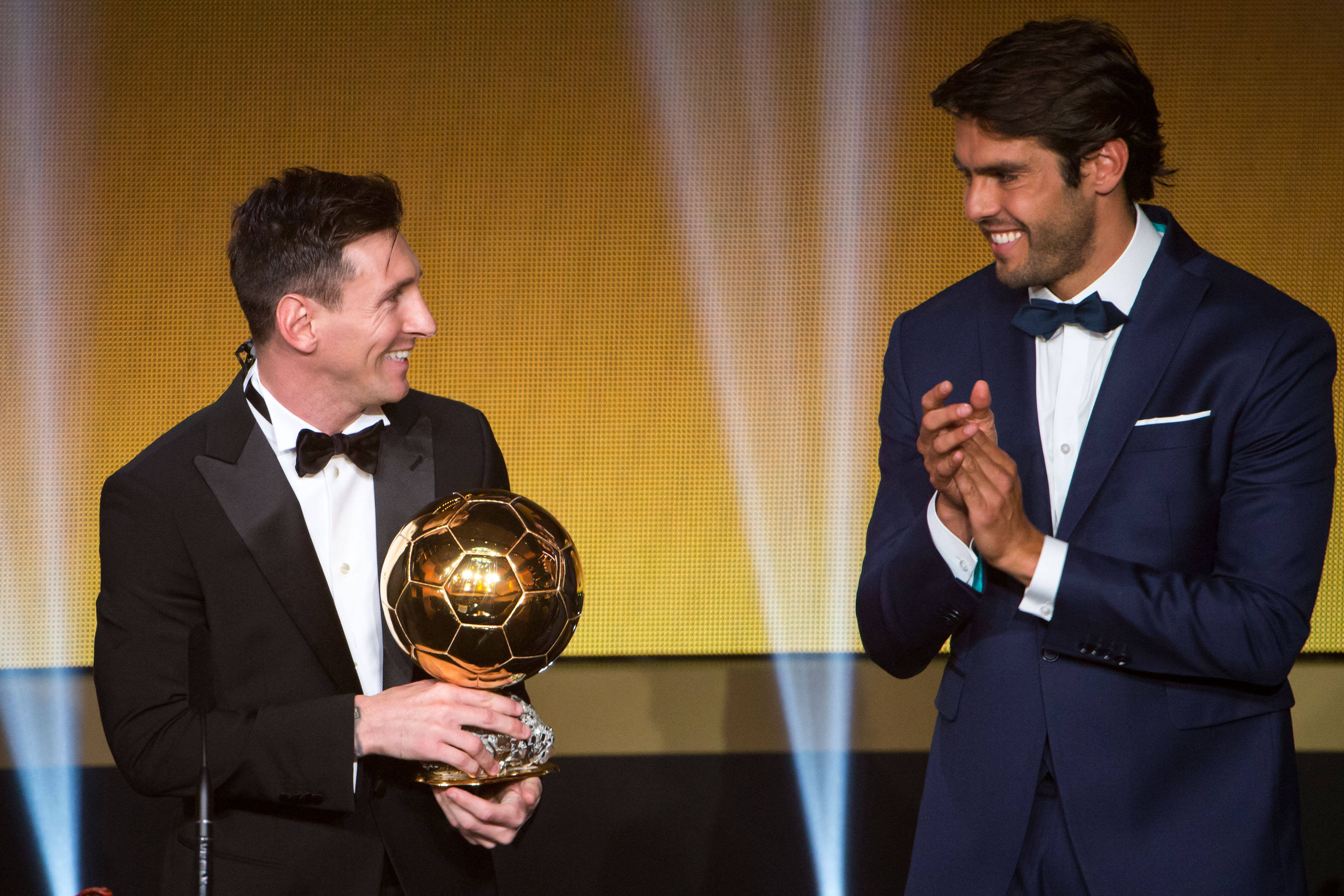 Messi recebeu a Bola de Ouro 2015 das mãos do brasileiro Kaká. Foto: Philipp Schmidli/Getty Images