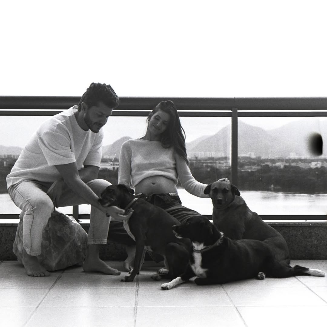 Camila Queiroz e Klebber Toledo dão carinho aos pets. Foto: Reprodução Instagram @camilaqueiroz e @klebbertoeldo