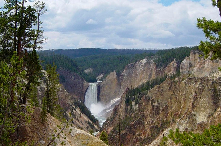 As Cataratas de Yellowstone - Duas cachoeiras são as atrações no Parque Nacional Yellowstone. As quedas têm 33m na parte superior e 94m na inferior, com 22 m de largura. Uma cachoeira estreita, mas feroz, com 240 m³ de água por segundo, num cânion monumental de 304m de altura.  Reprodução: Flipar