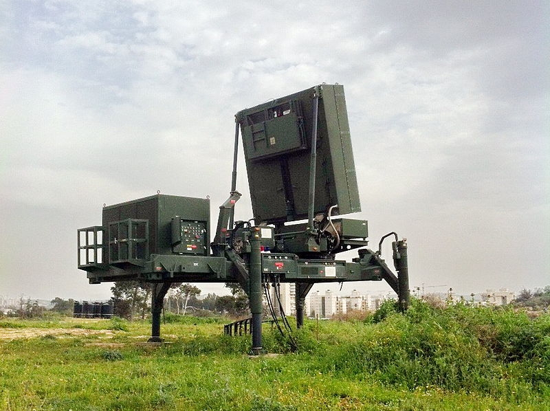 O Domo de Ferro é dotado de radares que fazem monitoramento 24 horas por dia e são capazes de identificar quase no mesmo momento o disparo de um foguete.