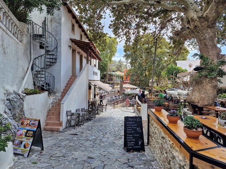 As vilas de Creta também são um ótimo lugar para relaxar e experimentar a cultura local. Algumas das vilas mais charmosas da ilha são Anopoli, Spili, Loutro e Agios Nikolaos. Reprodução: Flipar