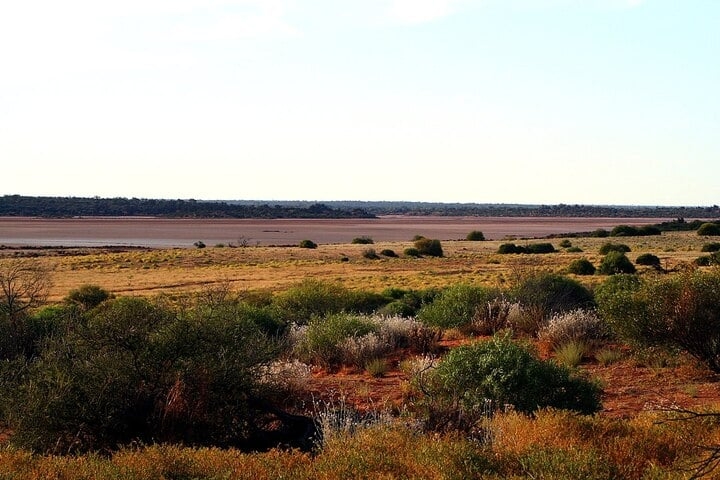 8º Grande Deserto de Vitória (647.000 km²) -  Fica no Sudoeste da Austrália, entre as montanhas de Pilbara e Kimberley. Com tom avermelhado, é território considerado sagrado dos aborígenes, povo milenar nativo da região.  Reprodução: Flipar