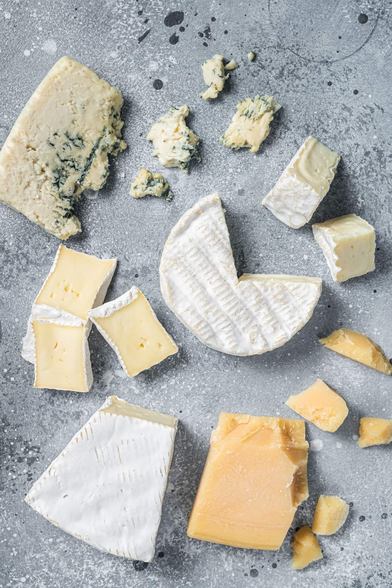 5. Queijo O queijo é uma boa fonte de vitamina B2 e minerais que, quando consumido com moderação, pode ajudar a fortalecer os ossos e os dentes, bem como favorecer a construção e a reparação dos tecidos musculares. Reprodução: EdiCase