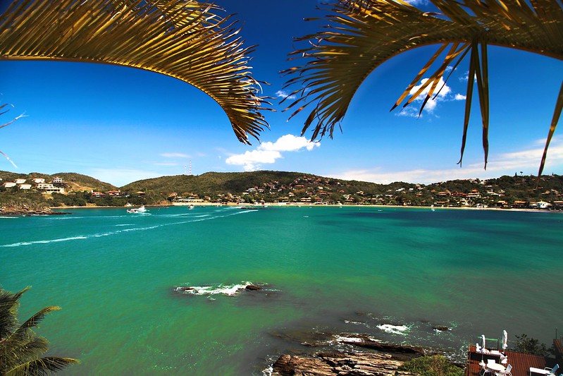 Praia da Ferradura - Rio de Janeiro: Localizada em Búzios, Rio de Janeiro, é uma bacia natural com formato semicircular, lembrando uma ferradura.  Sua superfície desce para um morro rochoso, onde se avistam grandes casarões ocupando a encosta.  Algacir Marcos Gurgacz/Flickr