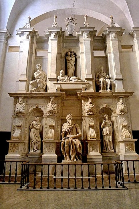 A escultura de Moisés pode ser vista na Igreja de San Pietro in Vincoli, perto do Coliseu, em Roma.  Reprodução: Flipar