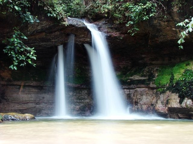 Quando as pessoas da região aproveitam suas cachoeiras preferidas, frequentemente encontram indícios geológicos e até fósseis.