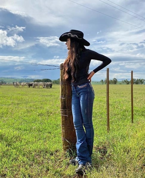  Ana Flávia Castela completará 20 anos em 16 de novembro. Ela nasceu em Amambai, no Mato Grosso do Sul, mas foi criada em Sete Quedas, que fica no mesmo estado. Ela começou a cantar aos 15, em um coral de uma igreja. Reprodução: Flipar