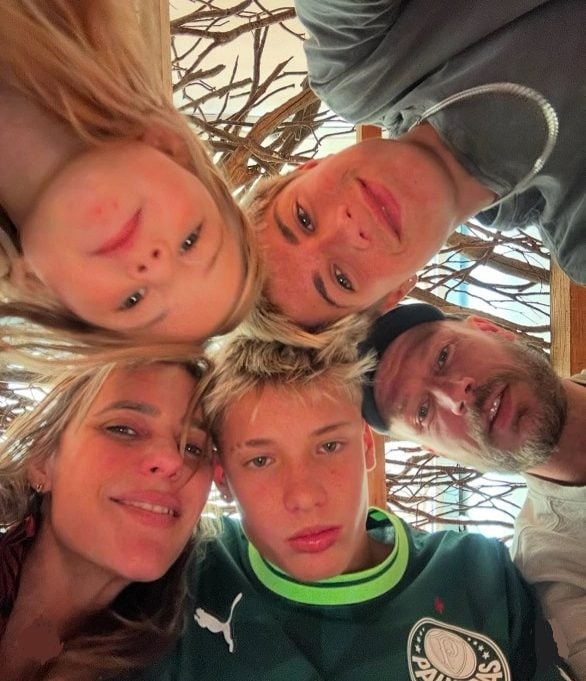 Recentemente, ele publicou um clique raro em seu Instagram mostrando seus três filhos com Fernanda Lima: João, Francisco e Maria Manoela.. Foto: Reprodução: Flipar