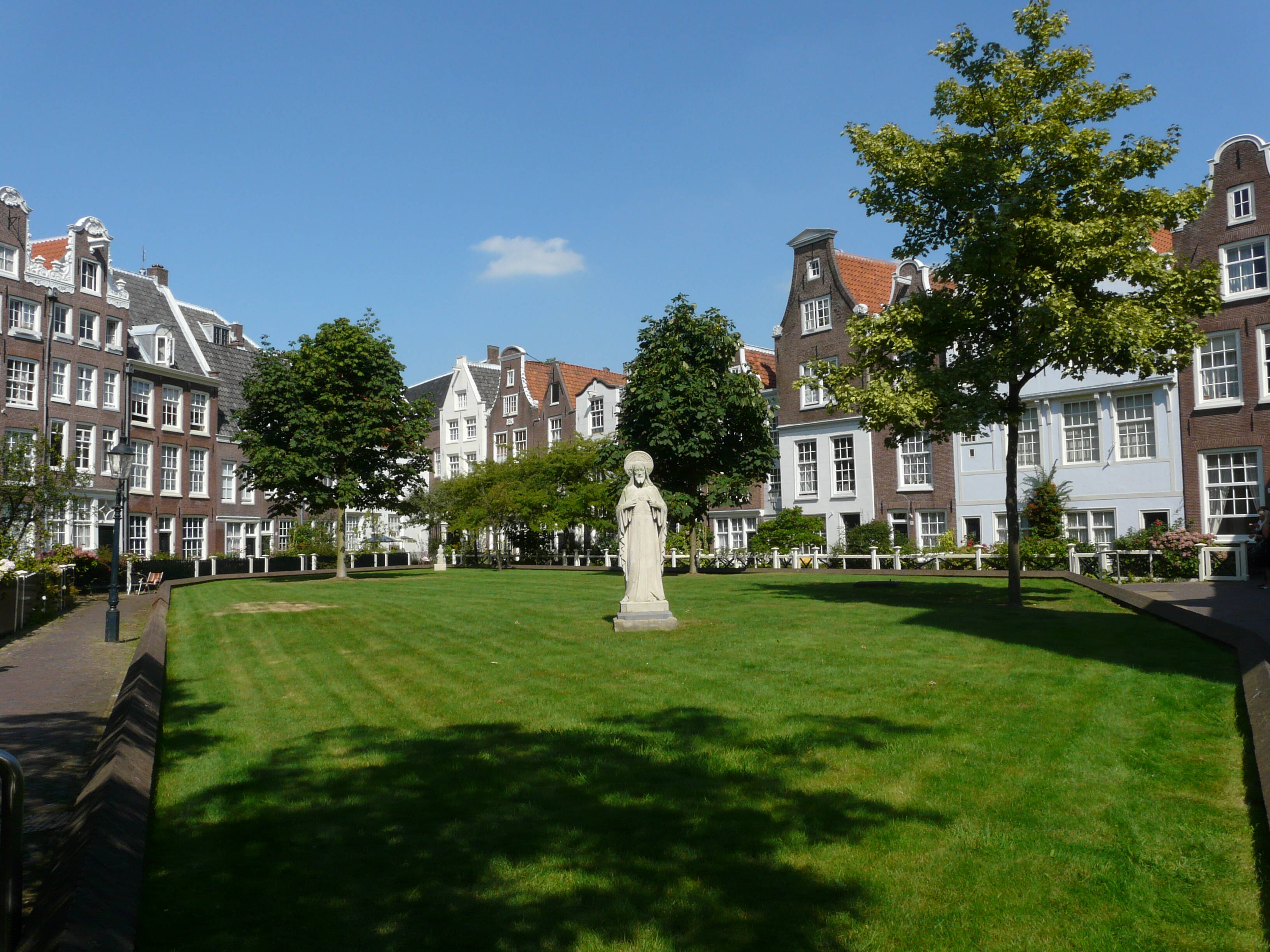 Begijnhof, o jardim secreto de Amsterdam que foi ocupado por mulheres. Foto: Reprodução/Wikimedia Commons