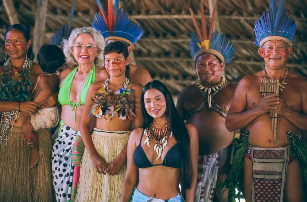Kerline em Visita a comunidade indigena em Manaus Reprodução/Instagram