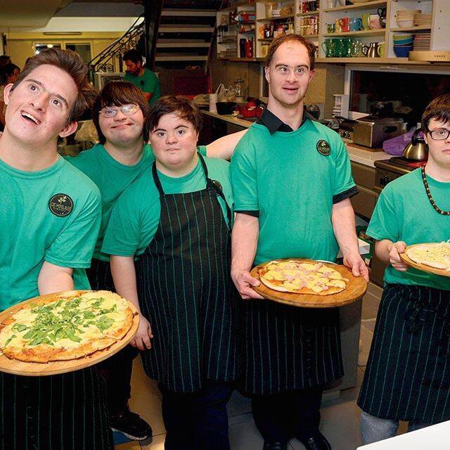 Jovens com síndrome de Down abrem a própria empresa, Los Perejiles, especializada em fazer pizza para eventos. Foto: Reprodução Instagram