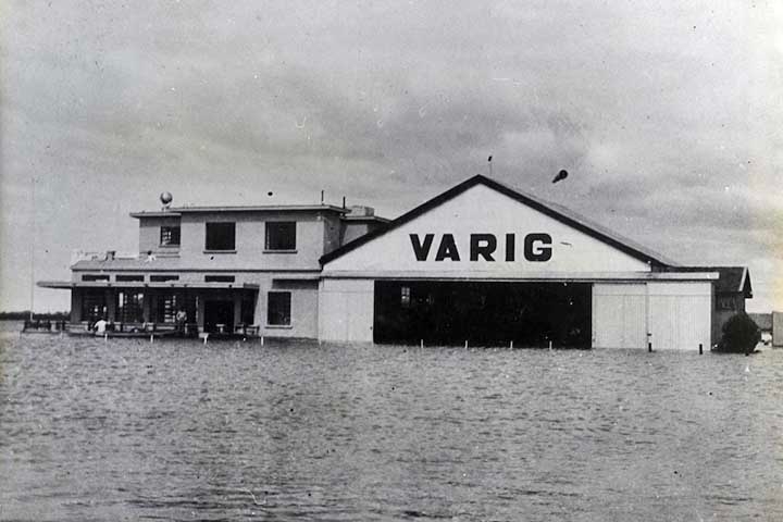 O dia 7 de maio de 1927 é um marco na história da aviação brasileira. Nessa data foi criada oficialmente a Varig (Viação Aérea Rio-Grandense). 
 Reprodução: Flipar