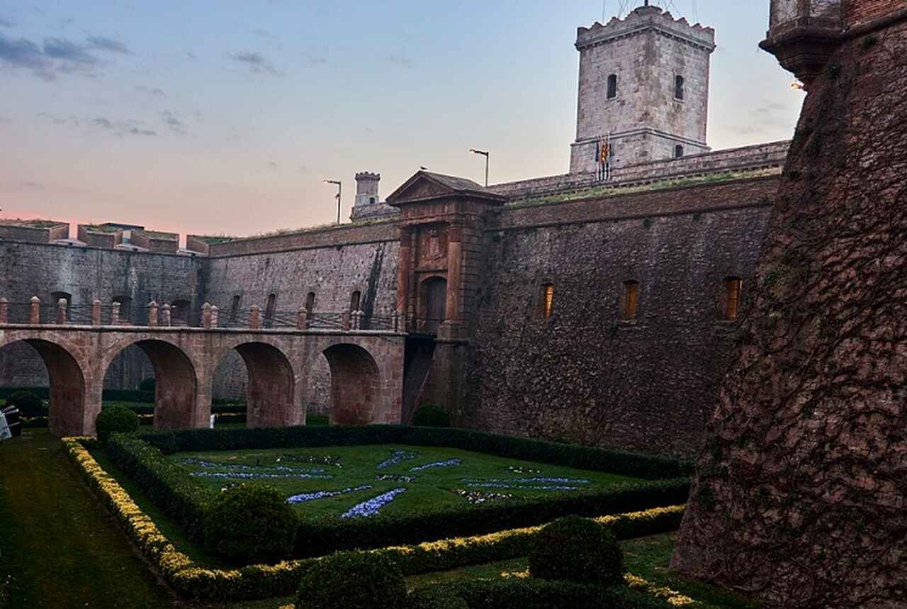 Castelo de Montjuïc - Originalmente construído como fortaleza militar no século XVII, o Castelo de Montjuïc desempenhou um papel importante na história militar de Barcelona. Hoje, é um espaço cultural com exposições e vistas espetaculares do porto e da cidade. Reprodução: Flipar