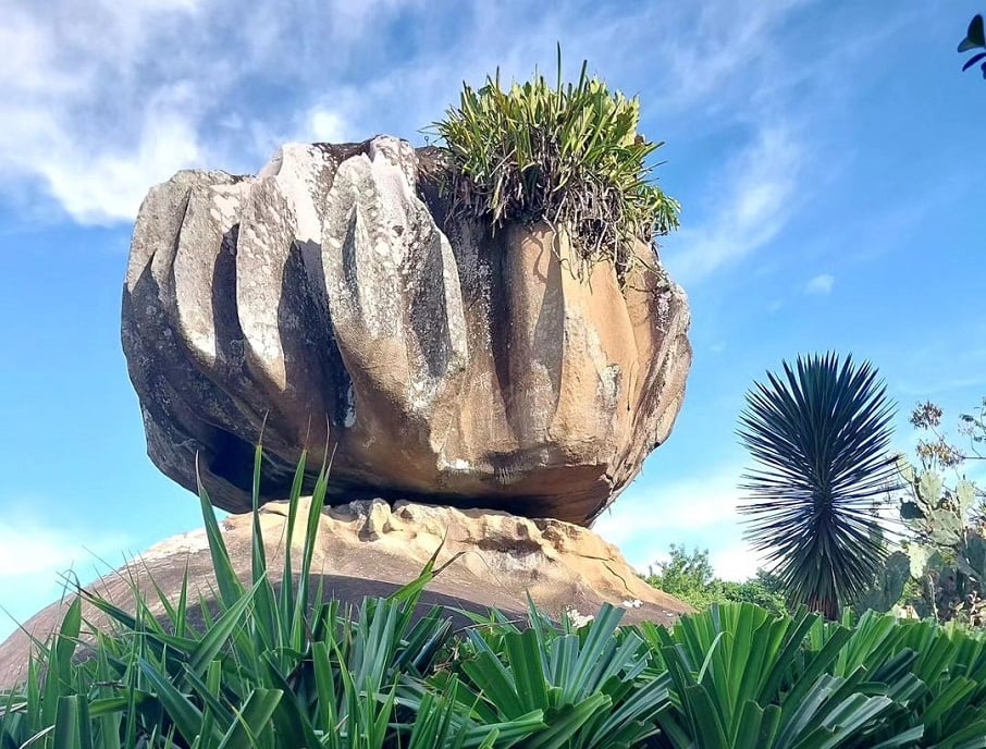 A pedra com formato parecido a uma cebola que originou o nome do Parque da Pedra da Cebola, em Vitória (ES). Foto: Reprodução/Instagram 23.06.2023