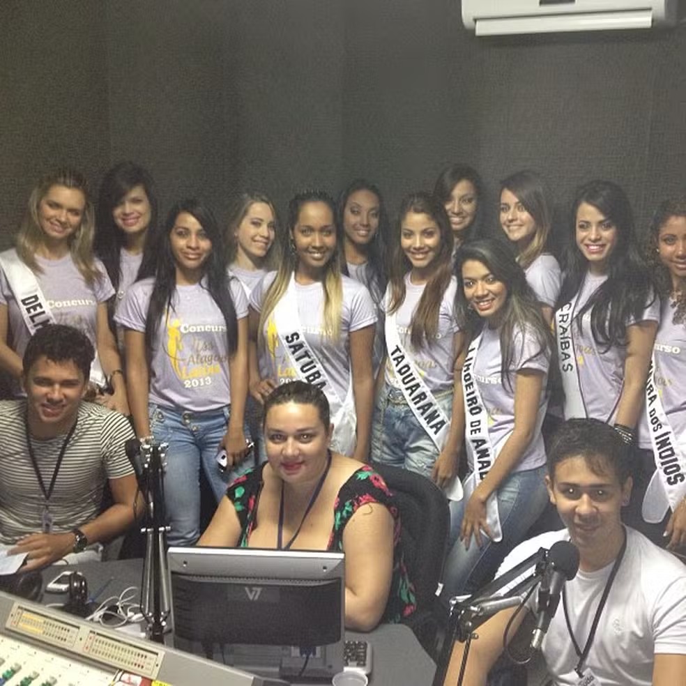 Sensação na internet com 31 milhões de seguidores, Carlinhos Maia postou sua primeira foto em 2013, numa rádio com candidatas ao concurso de Miss Alagoas. O registro também inclui Lucas Guimarães, seu marido Reprodução