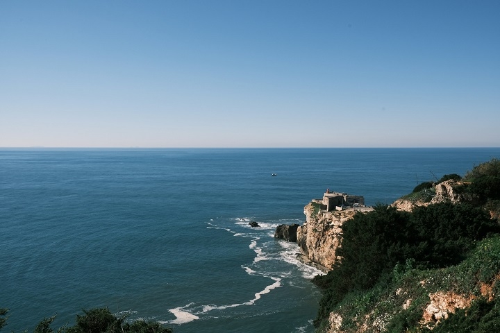 Além de sua riqueza natural, a costa da Córsega tem uma história marcada por navegações antigas, com vestígios de naufrágios romanos e rotas comerciais históricas.  Reprodução: Flipar