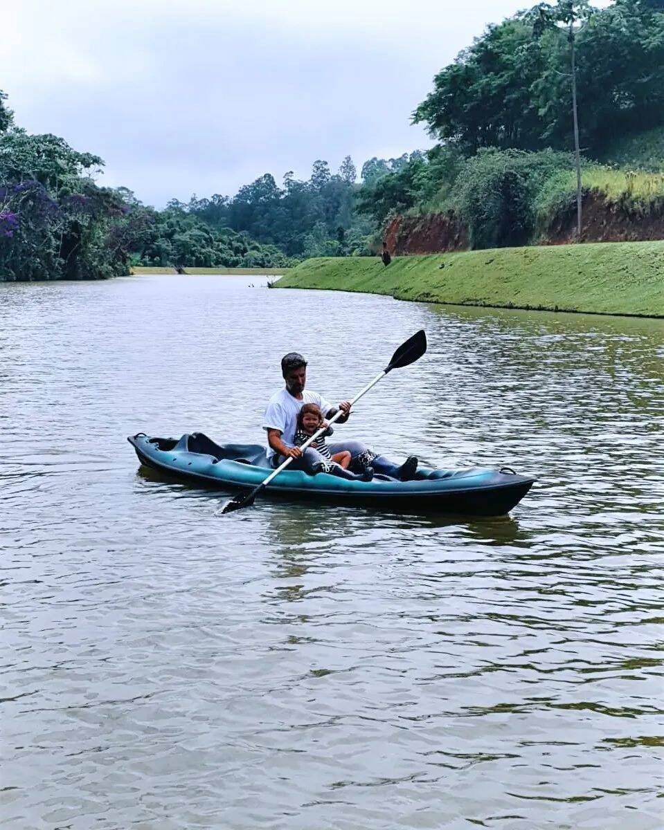 Bruno Gagliasso ao lado do filho em passeio de canoa. Foto: Reprodução/Instagram