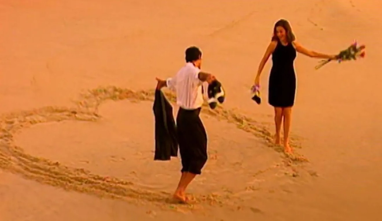 Em 1995, Renata já marcava presença na TV ao participar da abertura da novela “História de Amor”, em uma cena romântica.
 Reprodução: Flipar