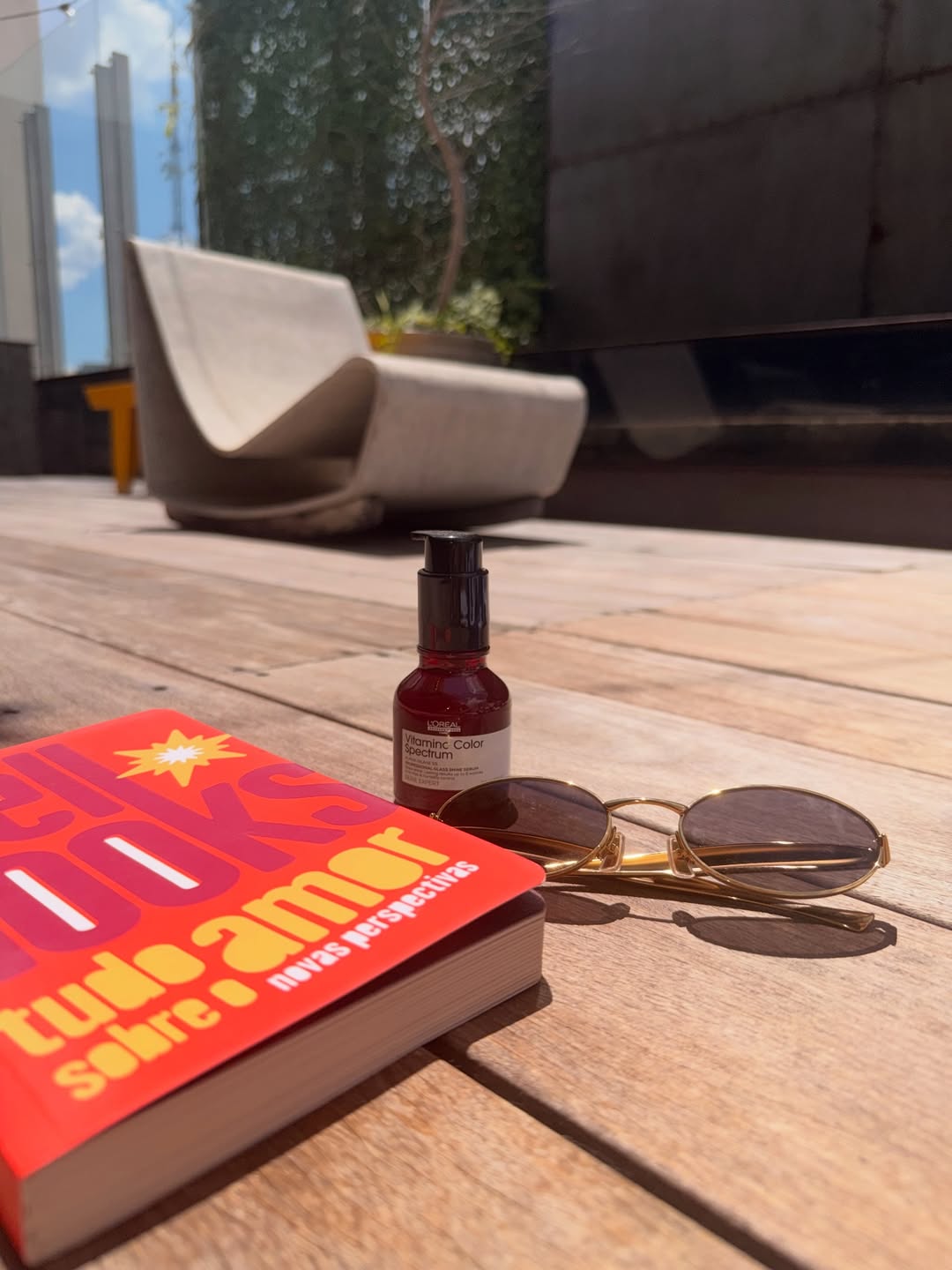 Deborah Secco lendo Bell Hooks. Foto: Reprodução/ Instagram @dedesecco