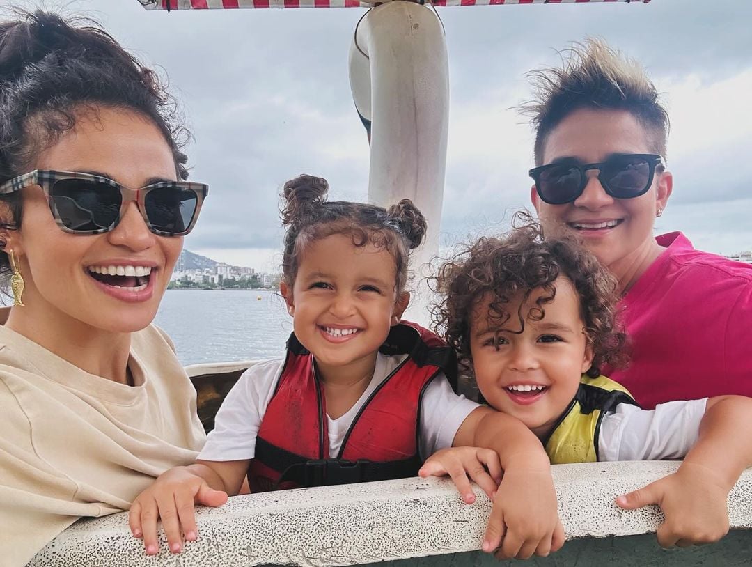 Nanda Costa com a esposa, Lan Lanh, e as filhas, Kim e Tiê Reprodução/Instagram